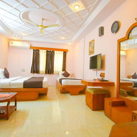 Hotel Upasana Rajkot Exteriör bild