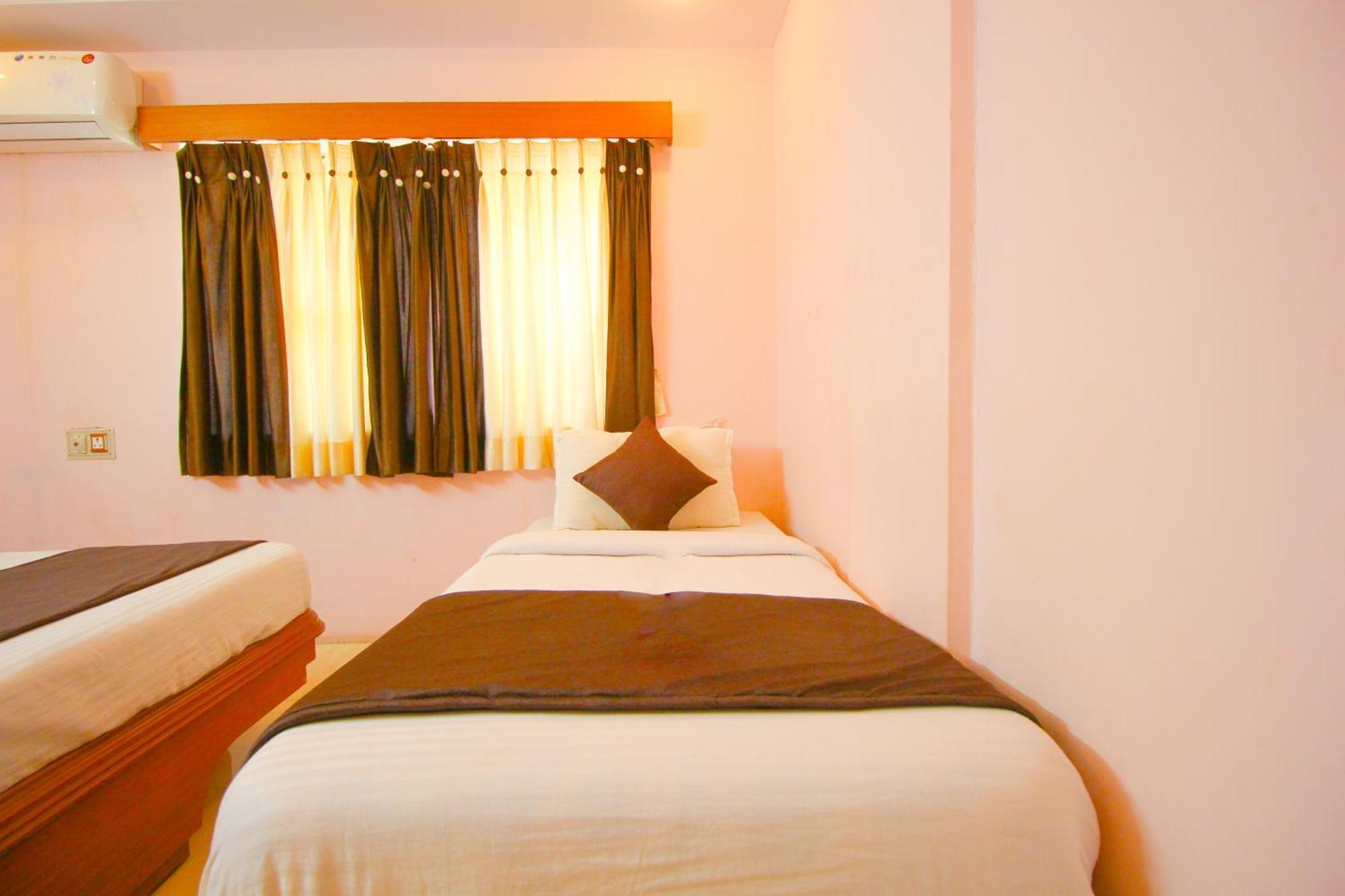 Hotel Upasana Rajkot Exteriör bild
