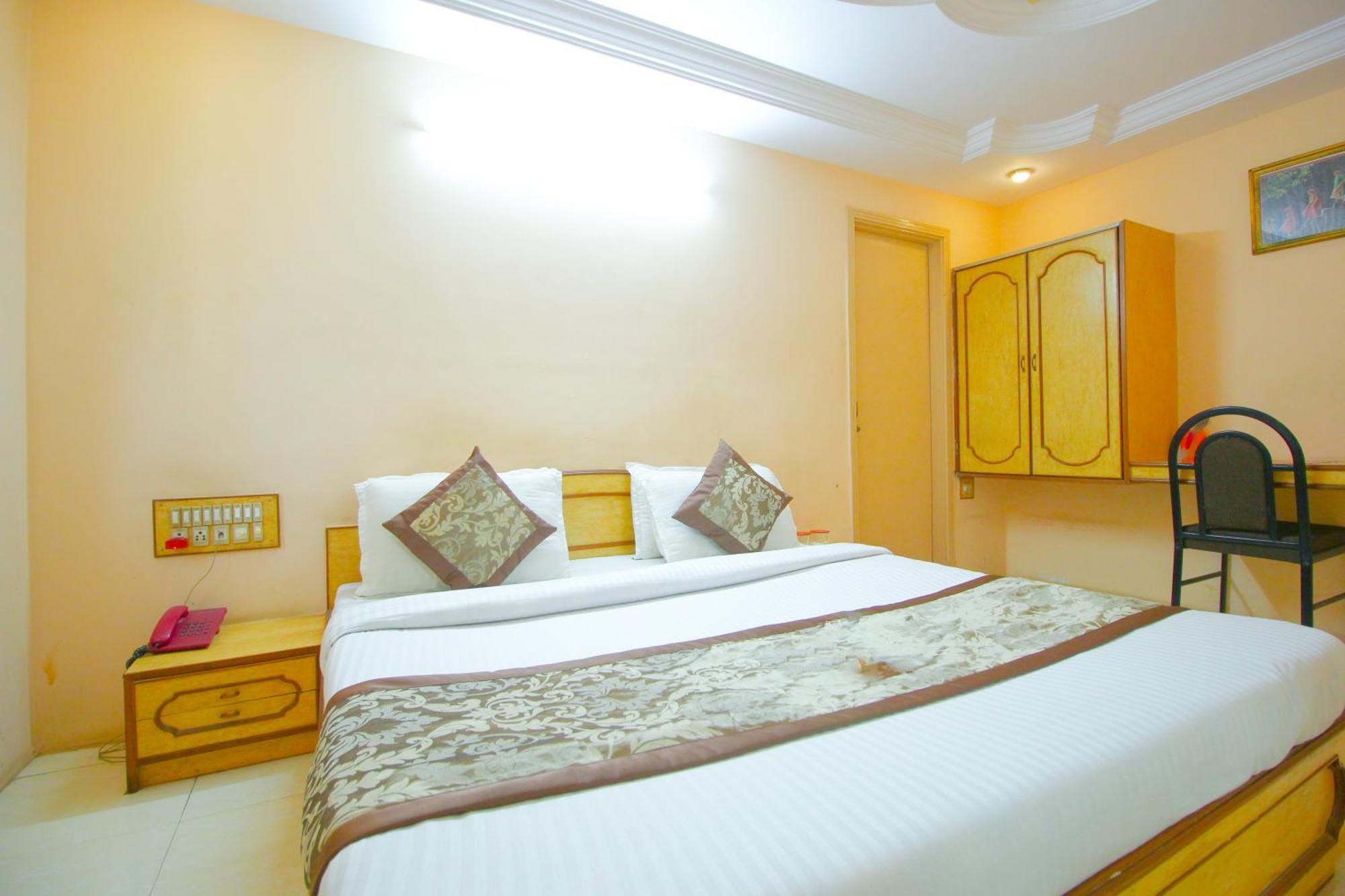 Hotel Upasana Rajkot Exteriör bild