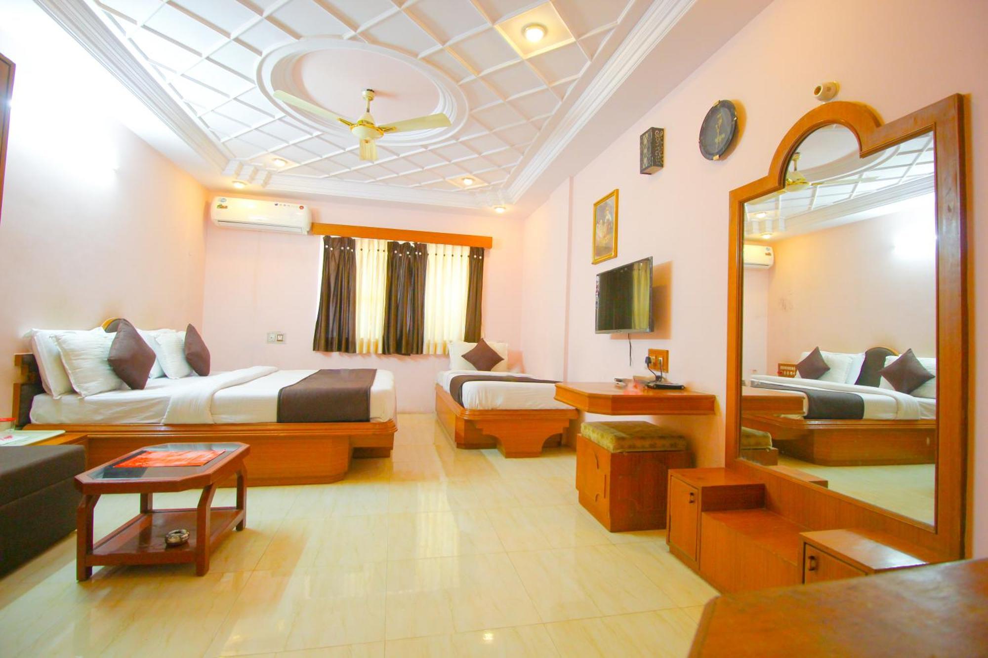 Hotel Upasana Rajkot Exteriör bild
