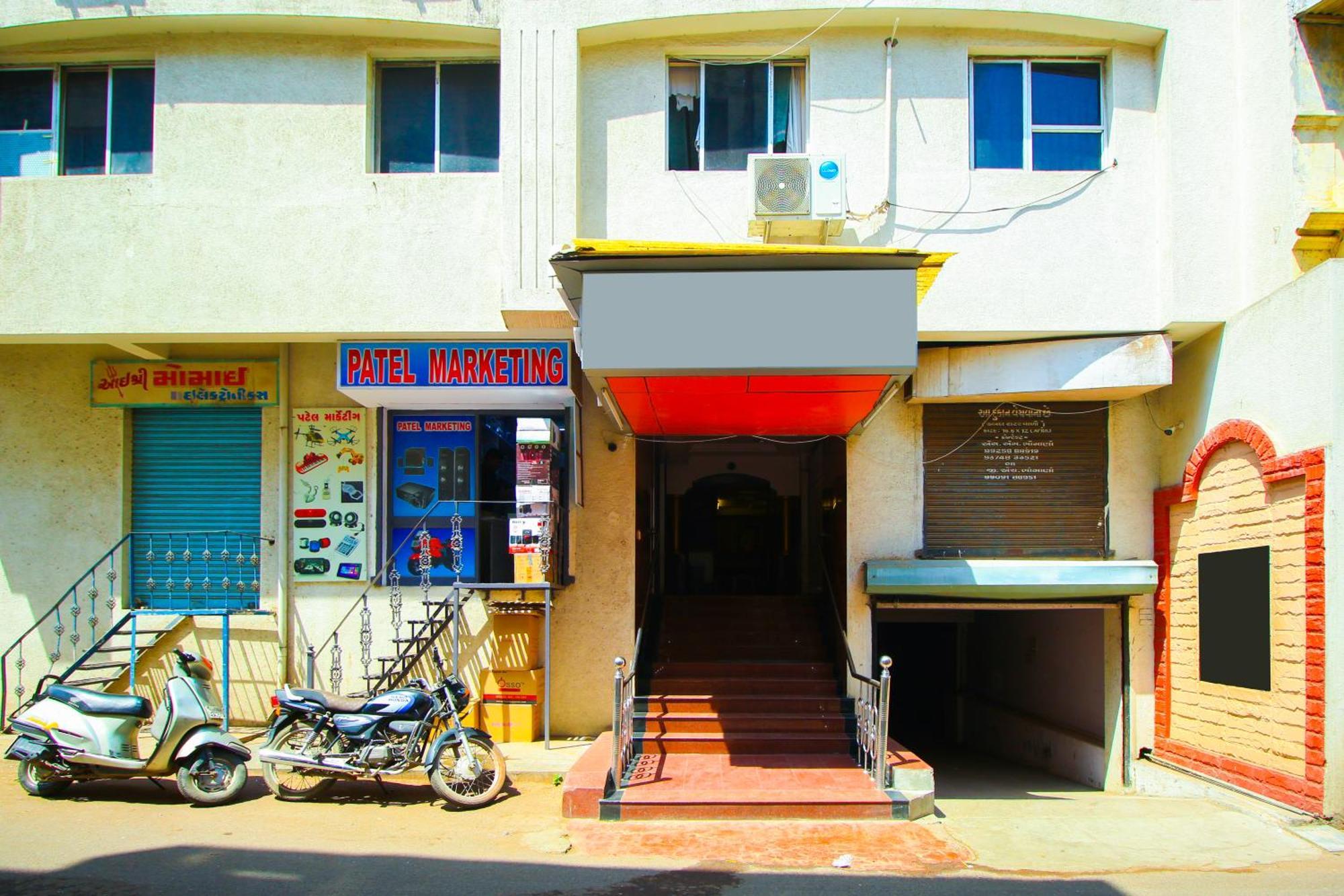 Hotel Upasana Rajkot Exteriör bild