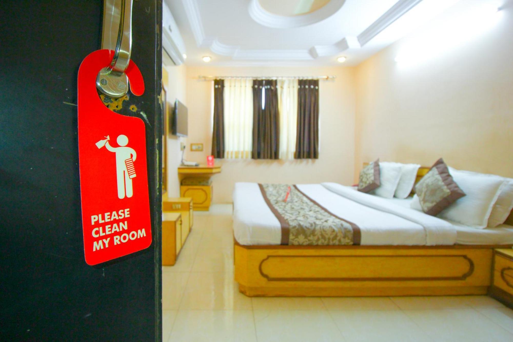 Hotel Upasana Rajkot Exteriör bild