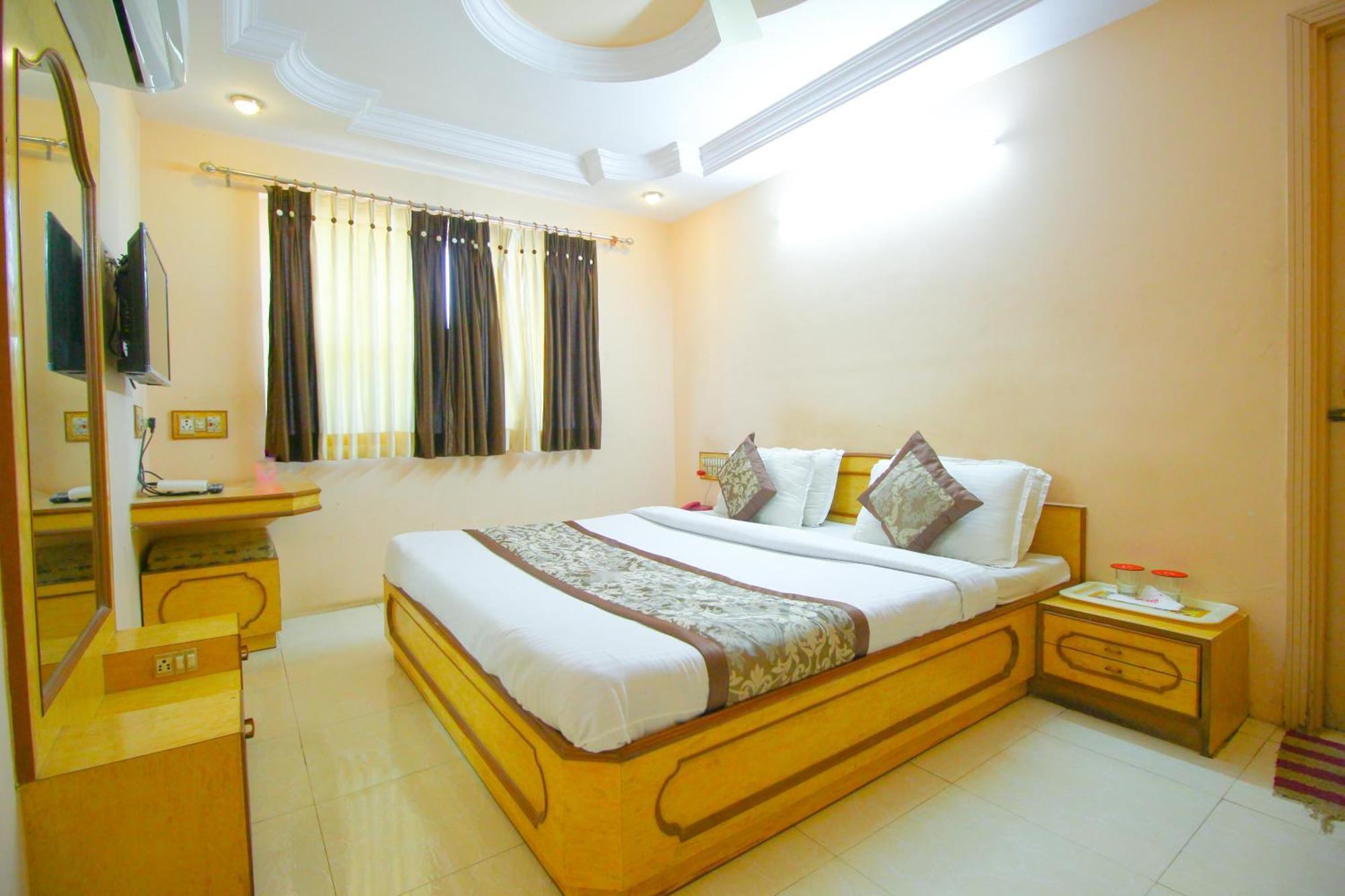 Hotel Upasana Rajkot Exteriör bild
