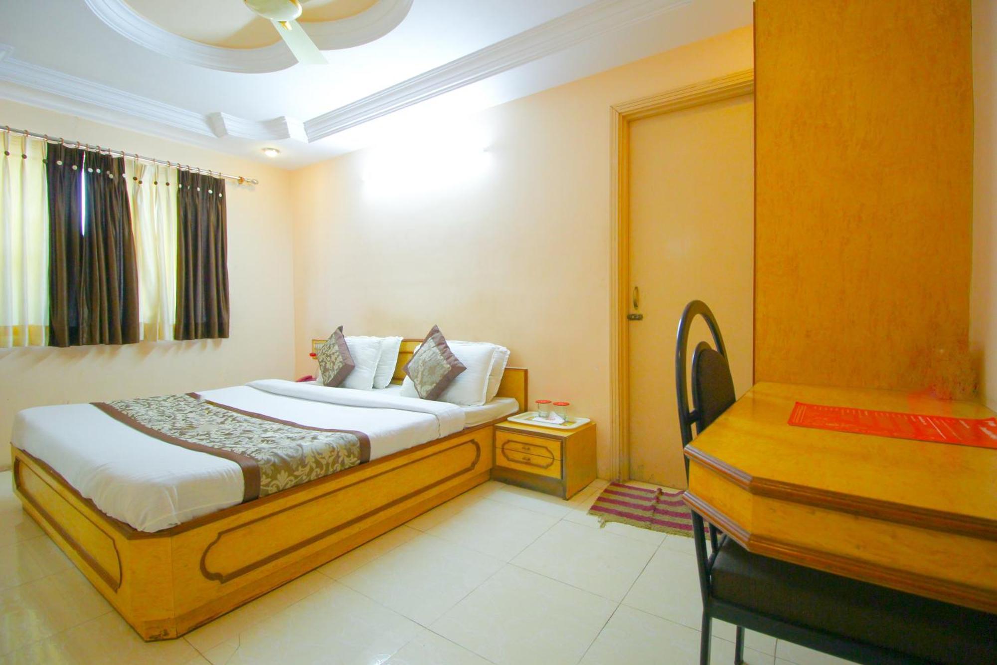 Hotel Upasana Rajkot Exteriör bild