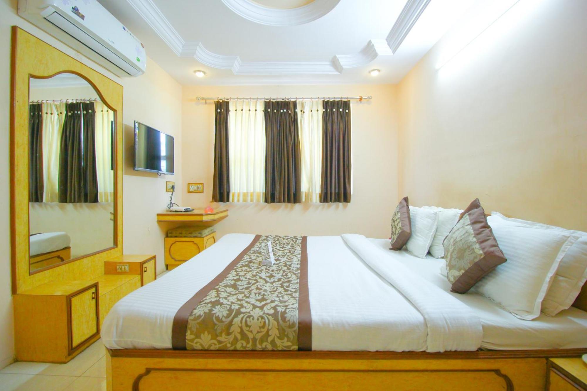 Hotel Upasana Rajkot Exteriör bild