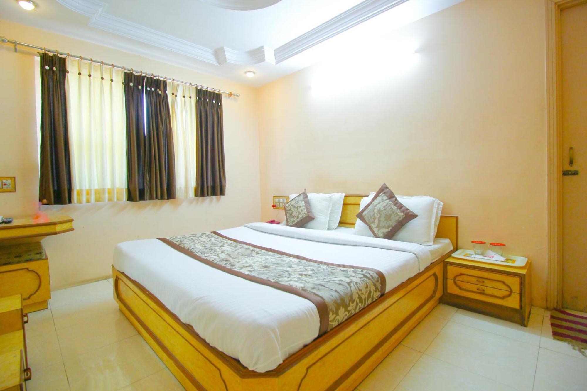 Hotel Upasana Rajkot Exteriör bild