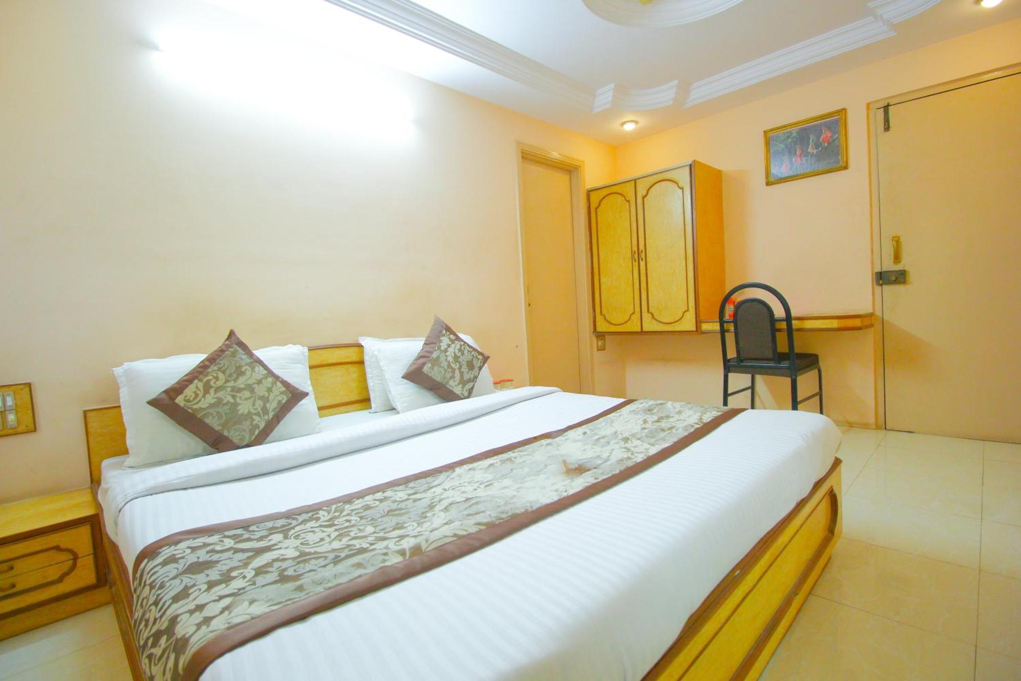 Hotel Upasana Rajkot Exteriör bild