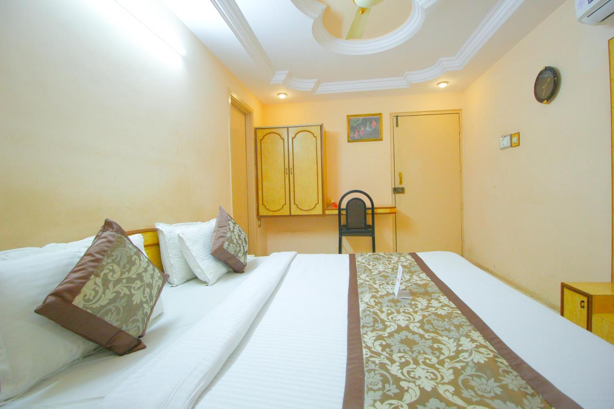 Hotel Upasana Rajkot Exteriör bild