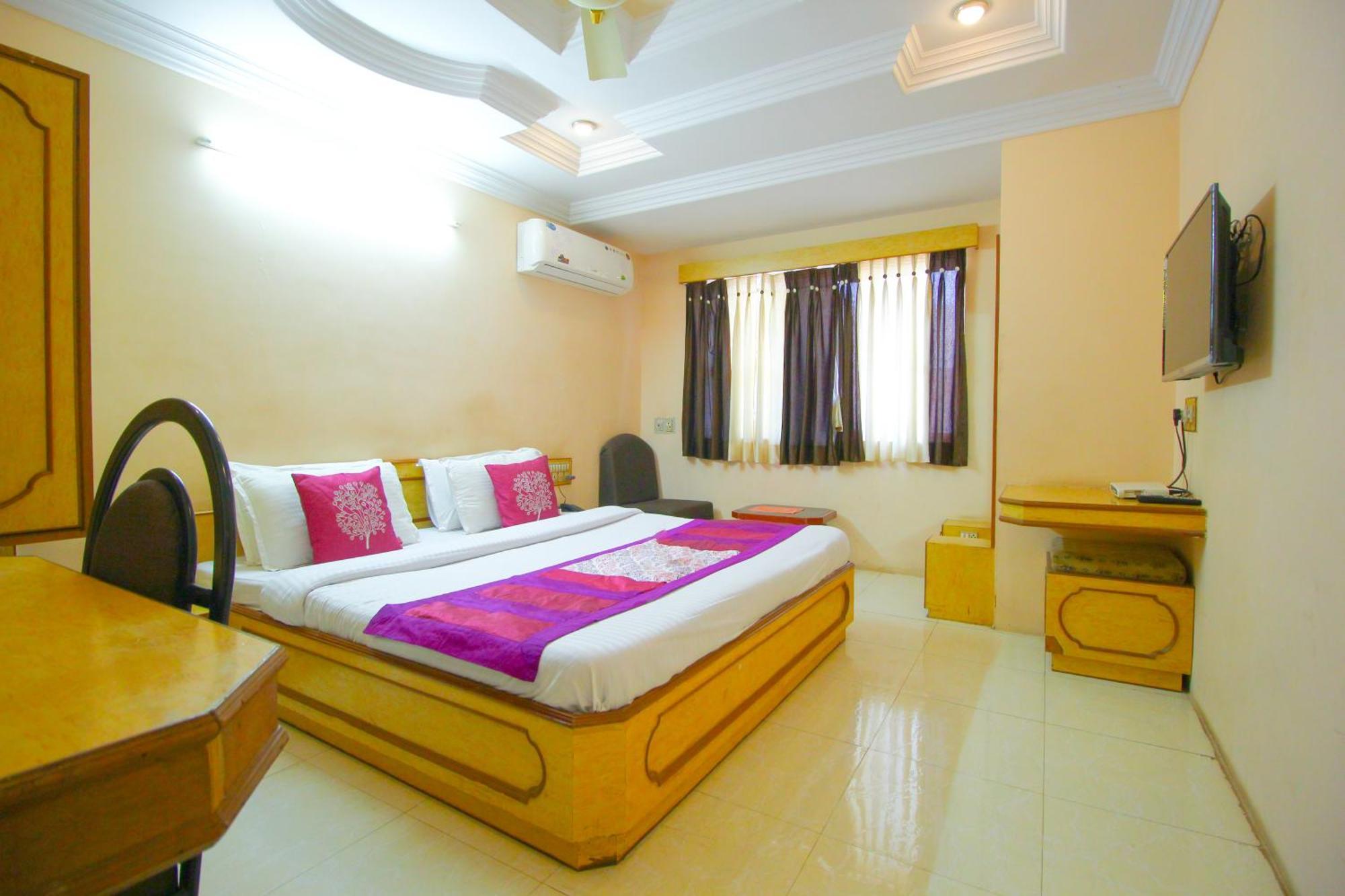 Hotel Upasana Rajkot Exteriör bild