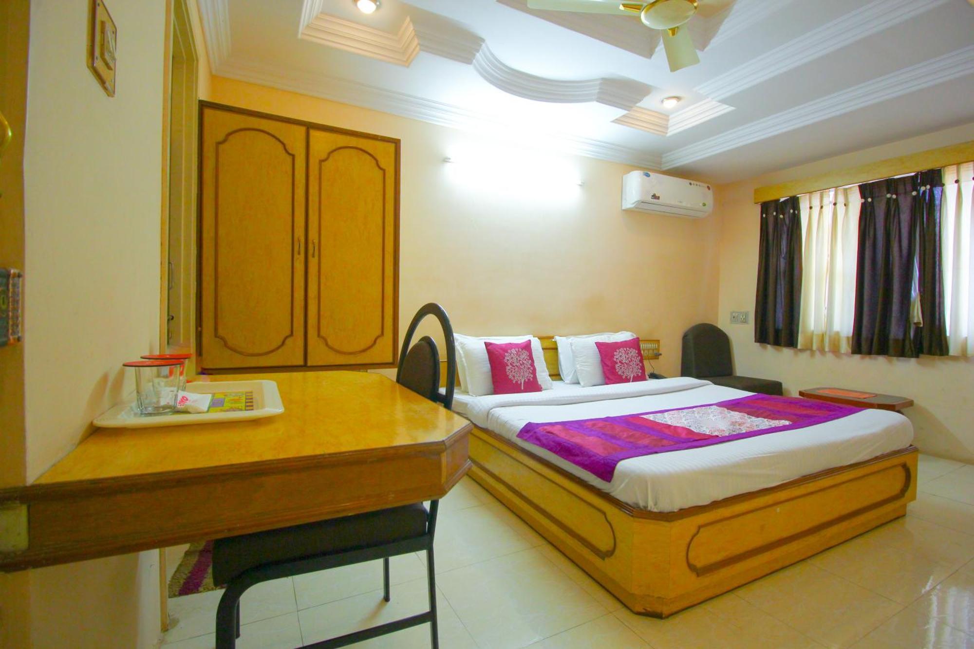 Hotel Upasana Rajkot Exteriör bild