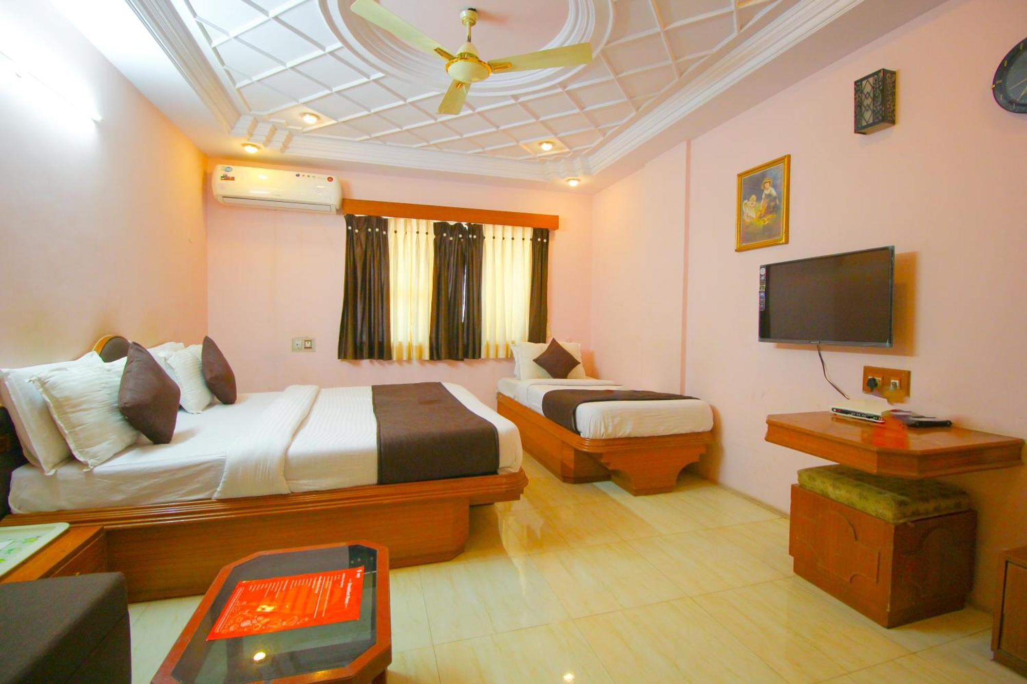 Hotel Upasana Rajkot Exteriör bild