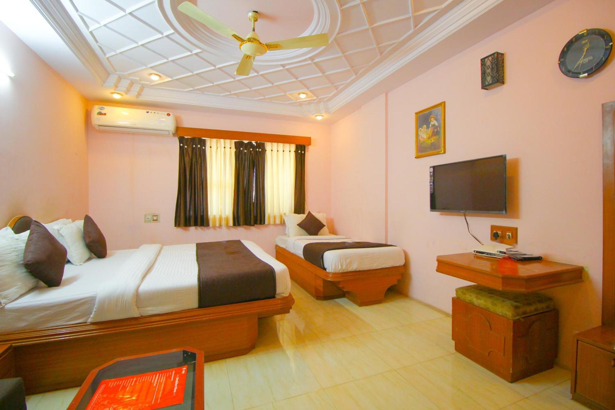 Hotel Upasana Rajkot Exteriör bild