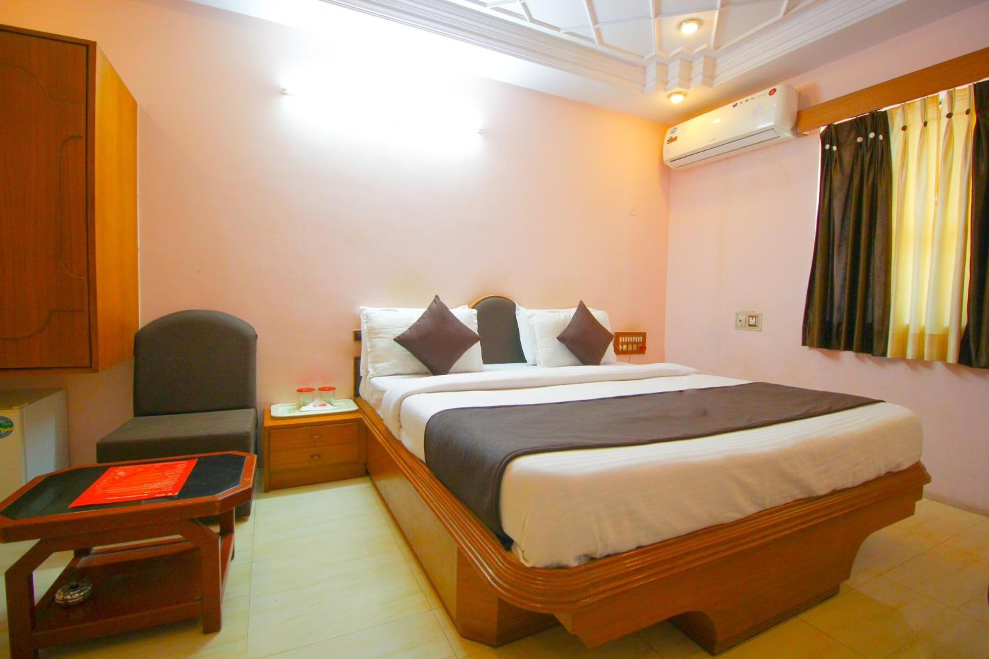 Hotel Upasana Rajkot Exteriör bild