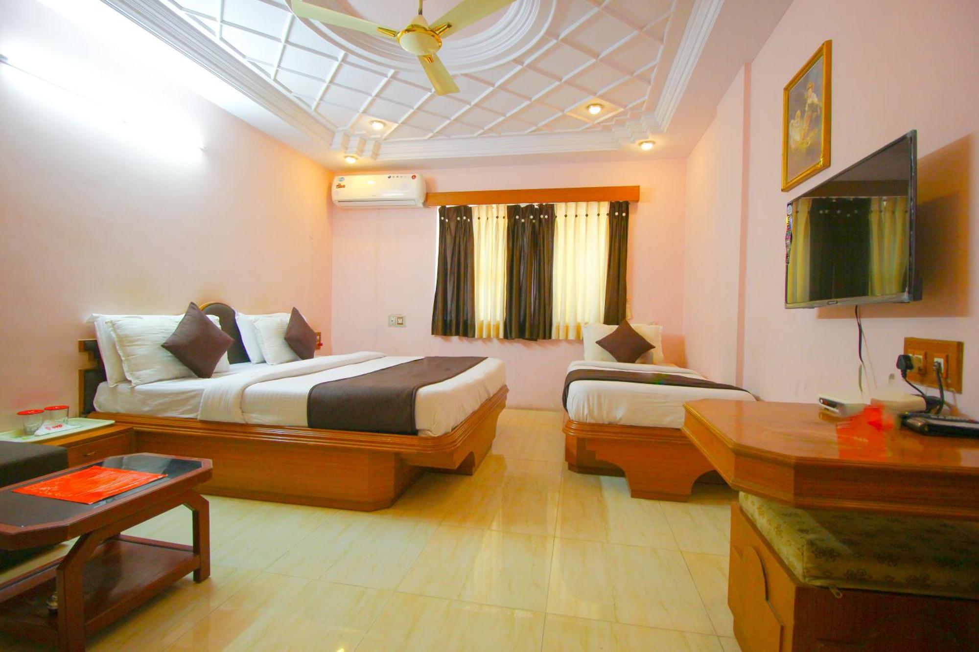 Hotel Upasana Rajkot Exteriör bild