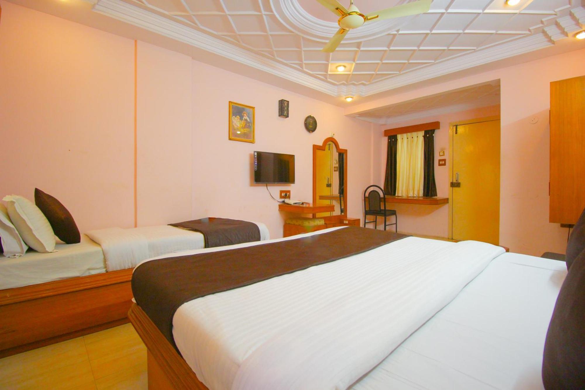 Hotel Upasana Rajkot Exteriör bild