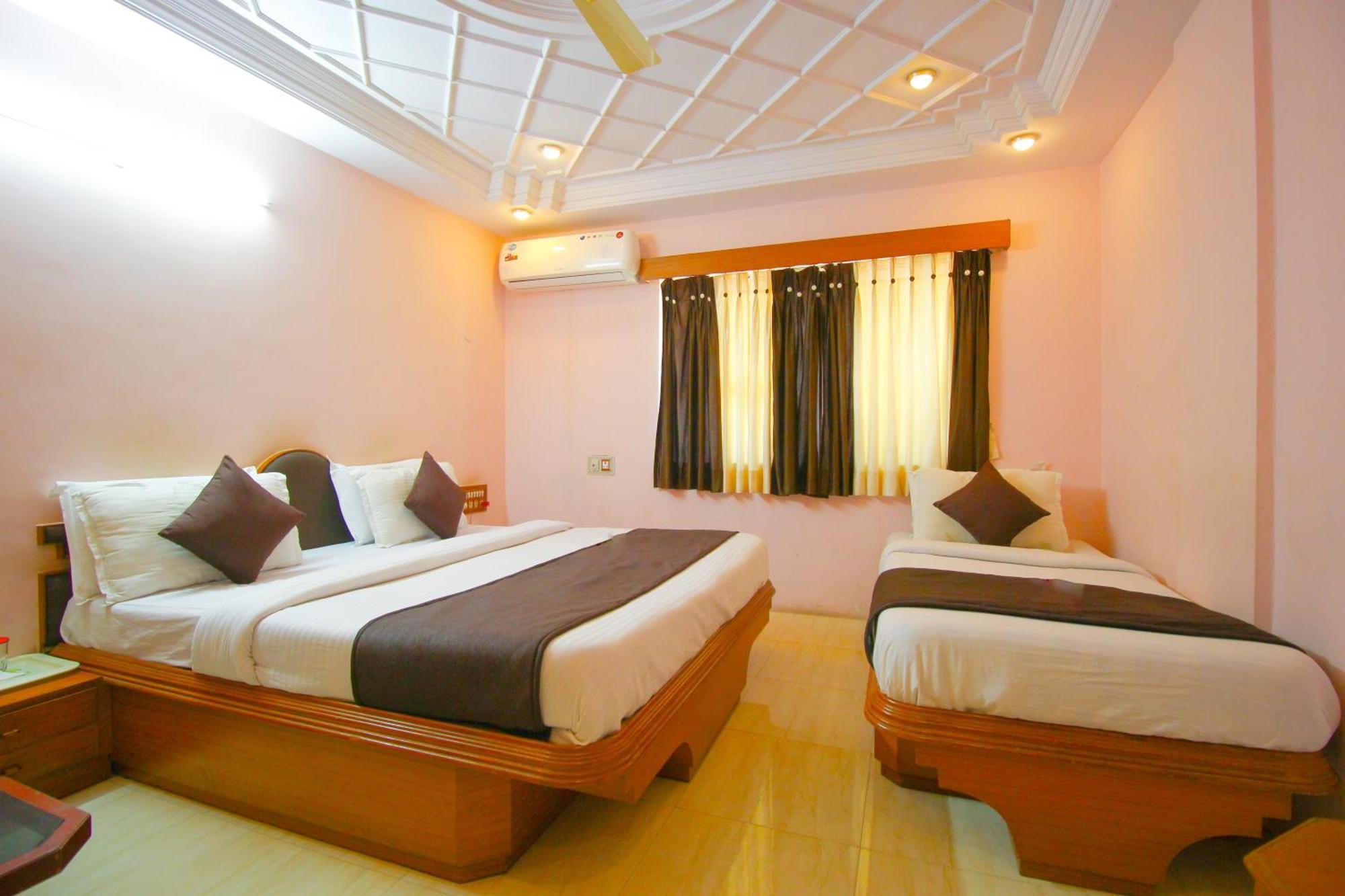 Hotel Upasana Rajkot Exteriör bild