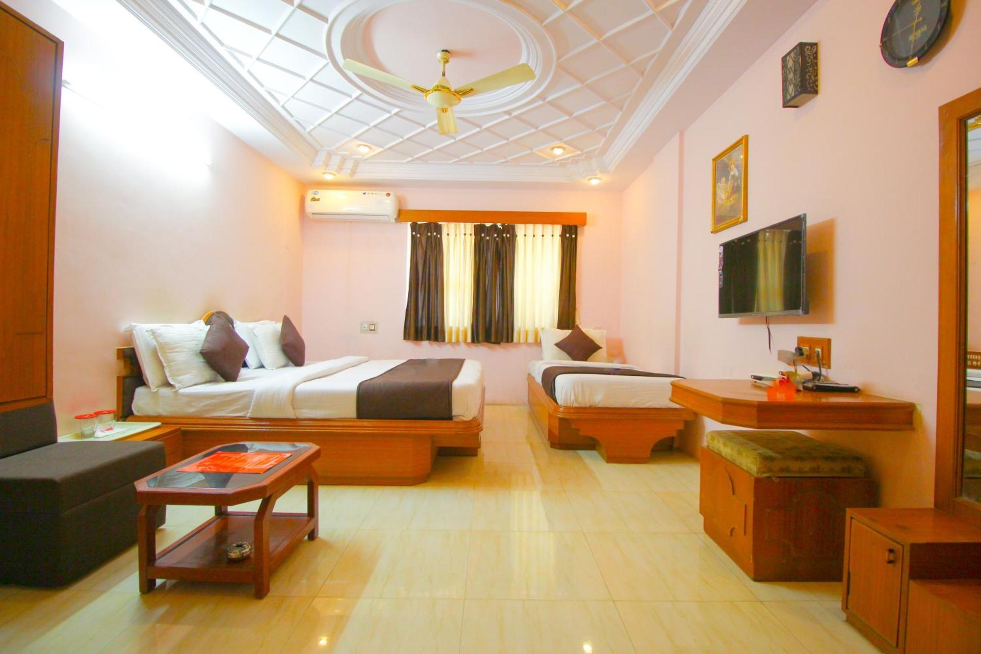 Hotel Upasana Rajkot Exteriör bild