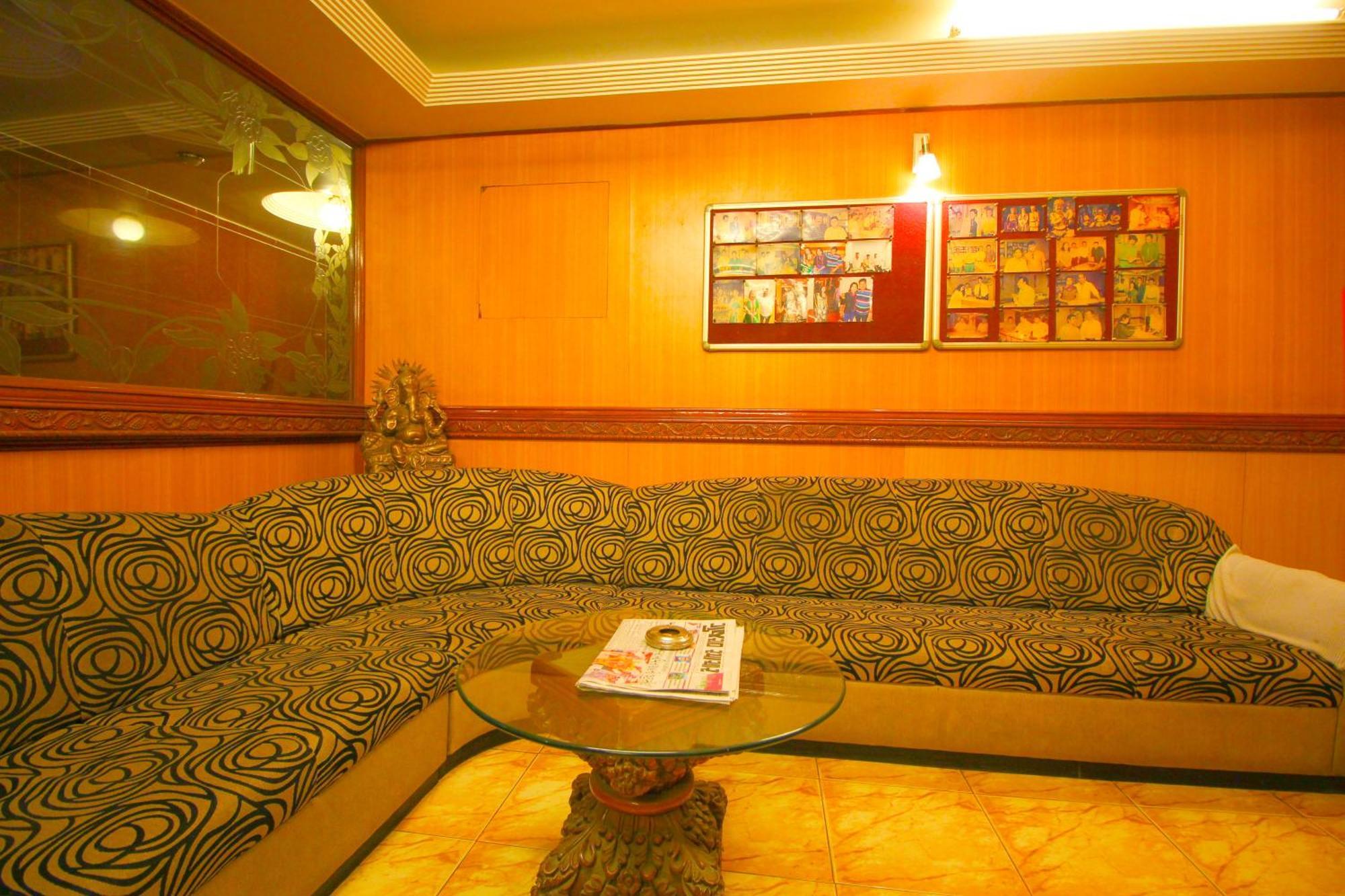 Hotel Upasana Rajkot Exteriör bild