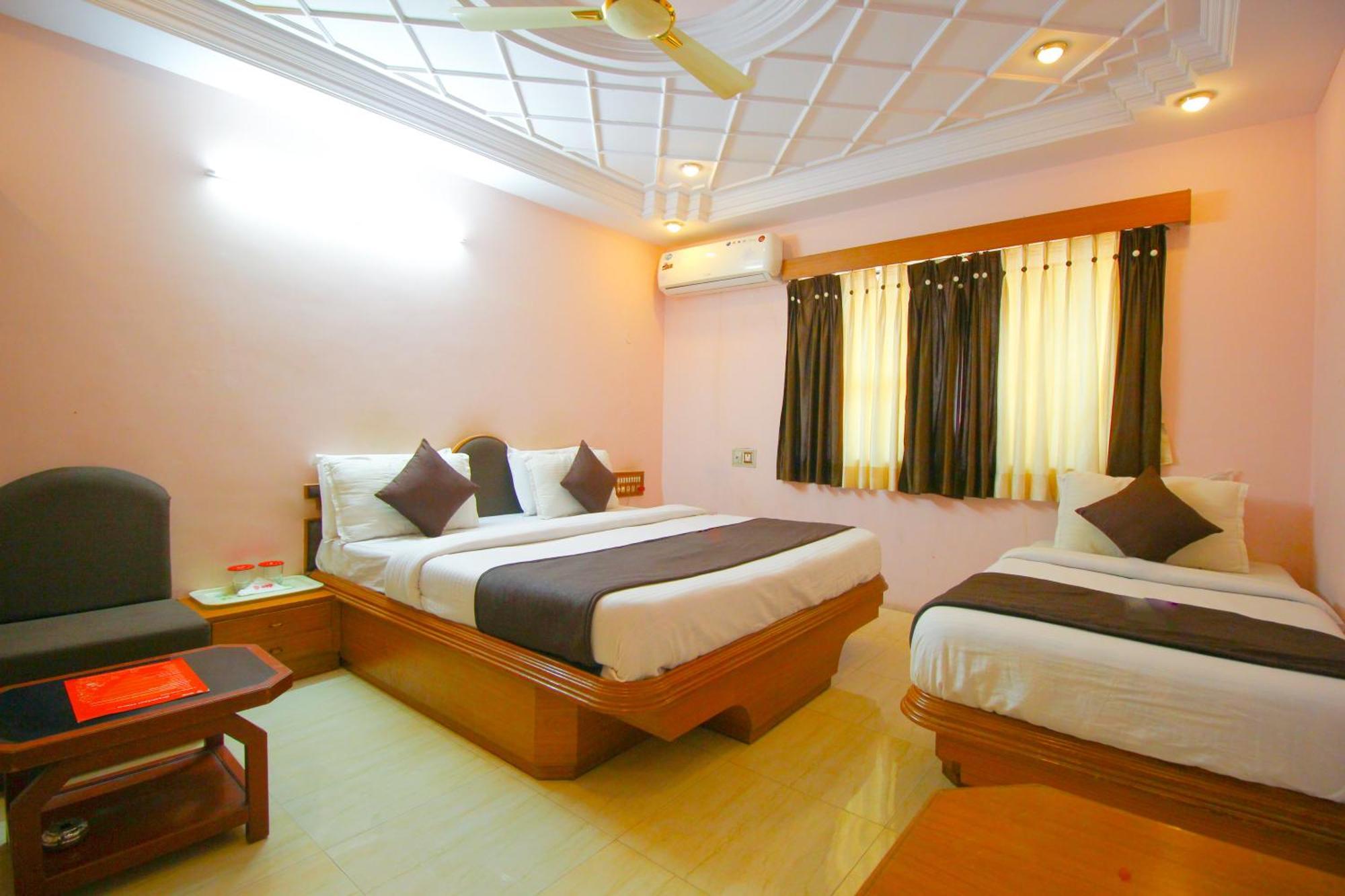 Hotel Upasana Rajkot Exteriör bild