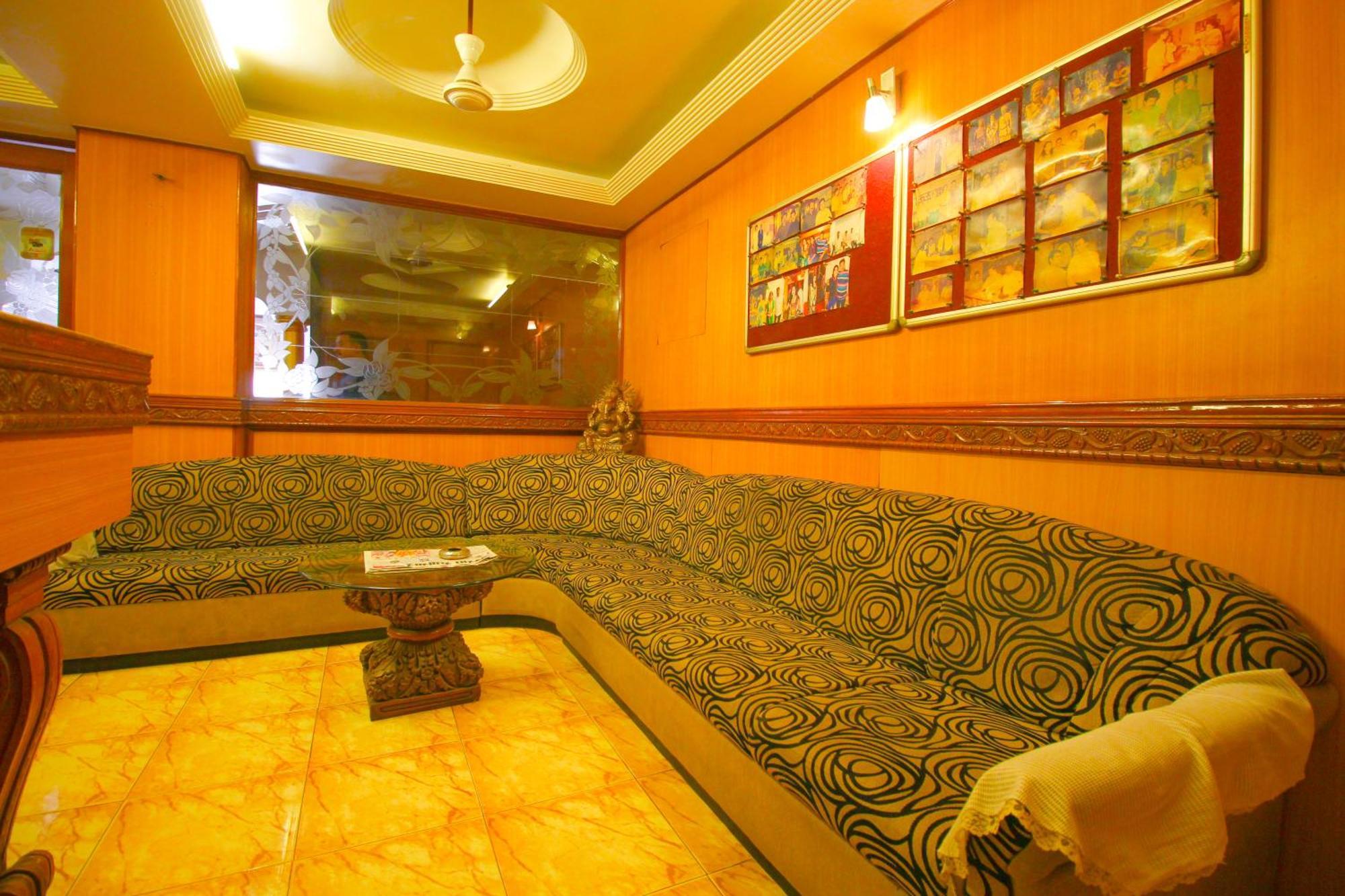 Hotel Upasana Rajkot Exteriör bild